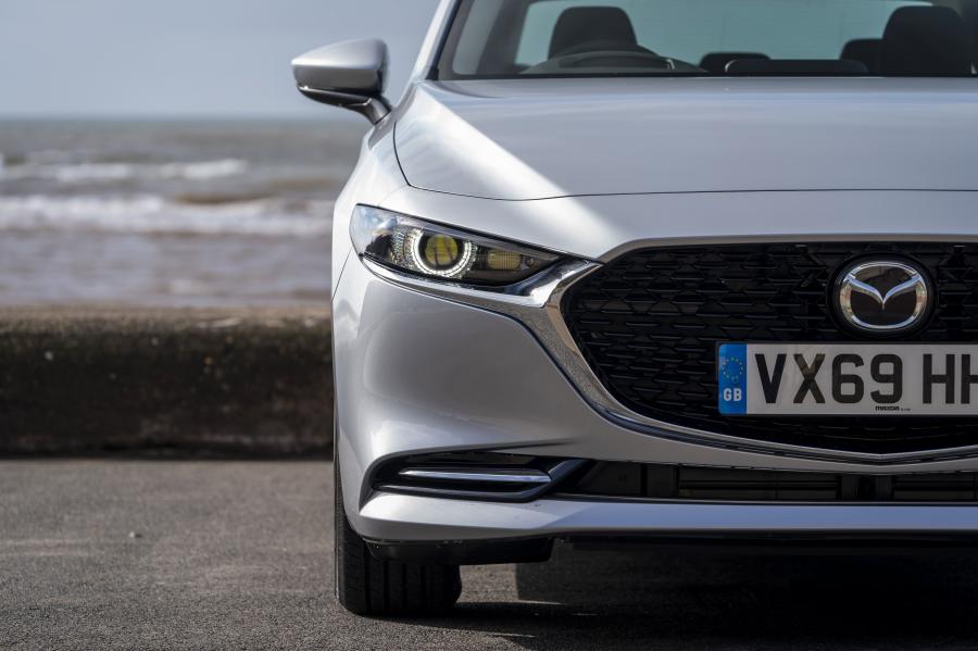 Детали экстерьера Mazda3 Skyactiv-X Sport Sedan (BP) 2019 года  (UK) (фото 31 из 42)